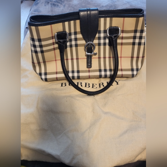 Burberry beautiful bag - Picture 1 of 6
